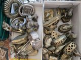 une boîte remplie d'objets métalliques posée sur une table