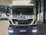 un camion blanc garé dans un garage