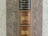 un livre posé sur une table