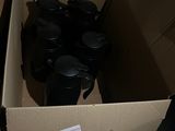 une boîte en carton contenant tout un tas de gobelets noirs