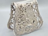 un porte-monnaie ancien en argent sur fond blanc, avec un fond blanc