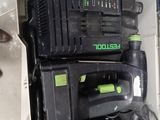 une boîte remplie d'outils posés sur le sol