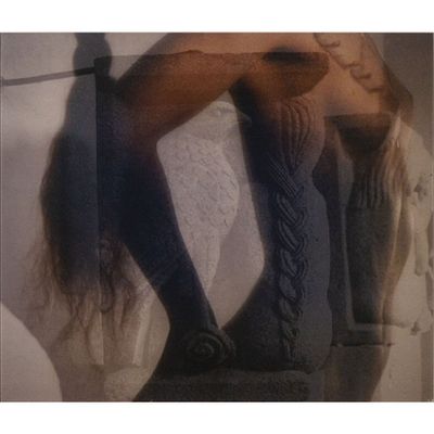 une femme assise, les jambes croisées