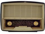 une radio à l'ancienne posée sur un meuble blanc