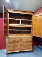 Buffet deux-corps en noyer, bois naturels et placages divers… (photo 2)