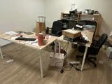 une pièce avec un bureau et une chaise