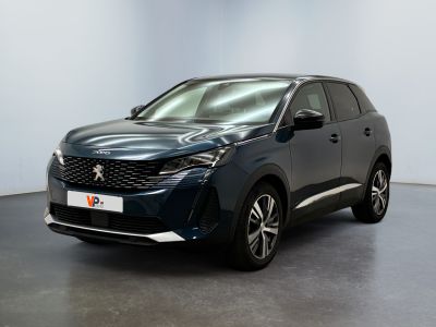 La voiture bleue est garée dans une pièce aux murs blancs.