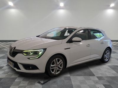 une voiture blanche garée dans une pièce au sol en damier