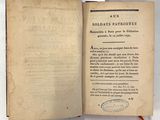 un livre ouvert sur une table, avec une étiquette attachée dessus