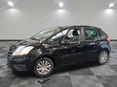 la photo d'une voiture noire garée dans un garage