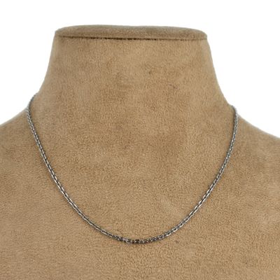 gros plan d'un torse de mannequin portant un collier