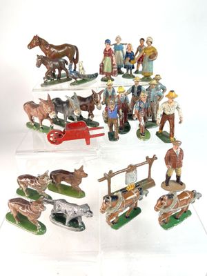 de nombreuses figurines représentant des personnes et des animaux sont exposées