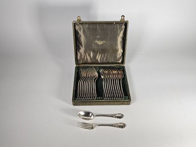 un service d'argenterie dans un coffret, comprenant des cuillères et des fourchettes