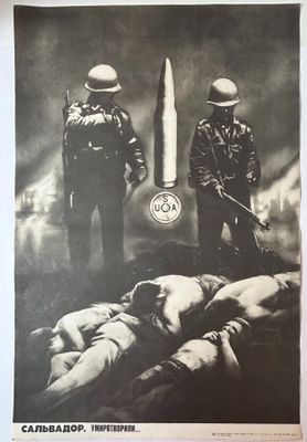 une vieille photo en noir et blanc représentant deux soldats, avec une fusée en arrière-plan