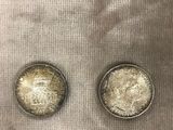 deux pièces d'argent posées sur un tissu blanc