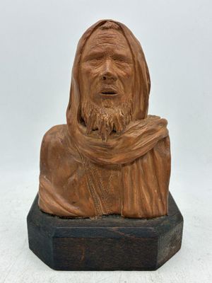 gros plan d'une statue d'un homme barbu