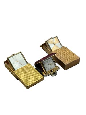 Trois modèles de montres différents sont présentés dans une boîte
