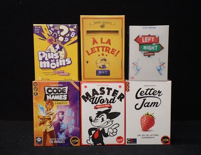 une pile de boîtes de céréales empilées les unes sur les autres