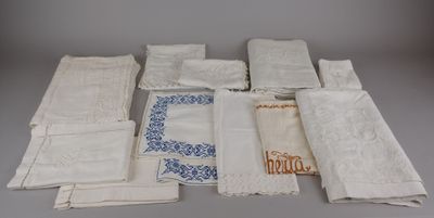 Lot de draps brodés chiffrés, serviettes, napperons, nappe, …