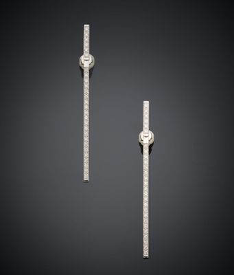 une paire de boucles d'oreilles en forme de barre, en diamants et en or blanc