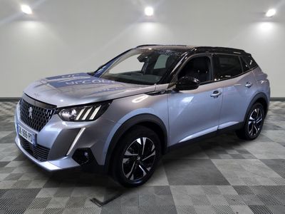 le SUV argenté est garé sur le sol en damier d'une pièce