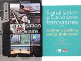 deux livres posés l'un à côté de l'autre sur une table