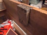 un miroir et une boîte dans un coin de la pièce