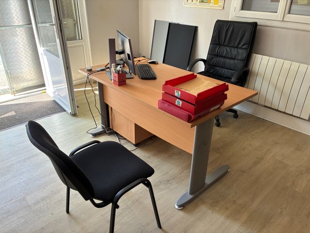 Ensemble de mobilier de bureau moderne mélaminé : trois bureaux, ...