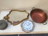 une horloge posée sur un plan de travail, à côté d'une casserole