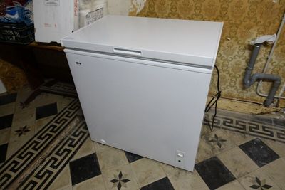 image d'un petit réfrigérateur blanc dans une pièce