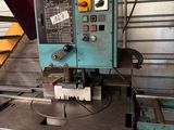 a picture of a machine that is sitting in a garage