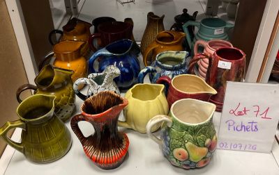 de nombreux vases de différentes couleurs exposés dans une vitrine