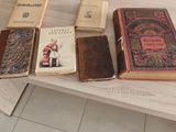 de nombreux livres sur la table et un vase sur la table