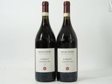 deux bouteilles de vin rouge posées l'une à côté de l'autre sur une surface blanche