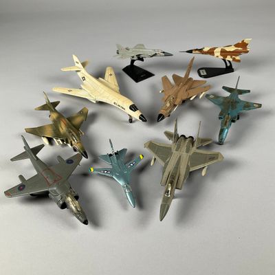 tout un tas de petits avions en jouet posés sur une table