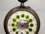 une horloge posée sur un support sur une table