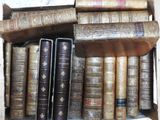 une boîte remplie de vieux livres posée sur une table