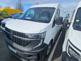 une camionnette blanche garée dans un parking