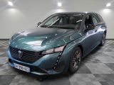 une voiture bleue garée sur le sol en damier d'un garage