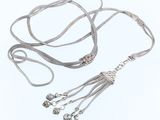 un gros plan d'un collier sur fond blanc, avec un fond blanc