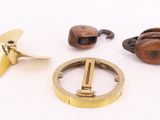 trois boutons en laiton et en bois et un anneau en laiton