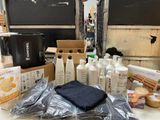 de nombreux objets posés sur une table dans une pièce