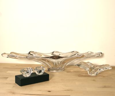 un bougeoir en verre posé sur une table en bois à pied noir
