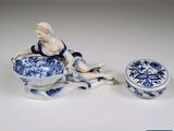 des figurines en porcelaine représentant une femme assise dans un bateau et un bol