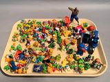 un plateau sur lequel se trouve un plateau rempli de figurines