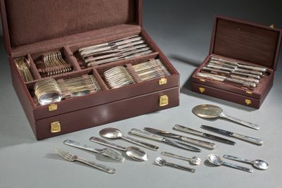 plusieurs types d'argenterie dans un coffret