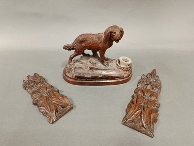 Encrier en bois sculpté chien, on y joint des éléments décor…