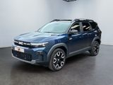 Une voiture bleue est garée dans une grande pièce équipée d'un ventilateur de plafond.