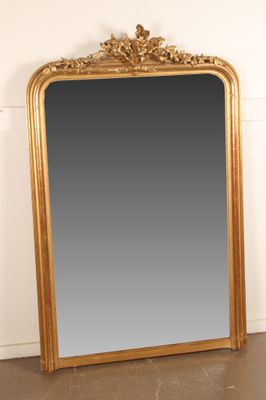 un miroir posé sur le sol d'une pièce