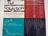 trois livres sont empilés sur une table
